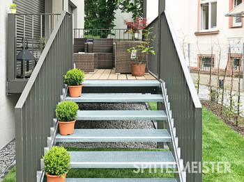 Balkontreppe aus Stahl vom Treppenspezialisten Balkon treppe mit Gitterrost stufen