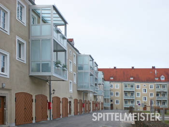 Balkone im Loggia-Stil mit Verkleidung aus Glas. In Österreich