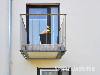 Balkongeländer aus Stahl, gebaut wie ein kleiner französischer Balkon. Balkonbauer