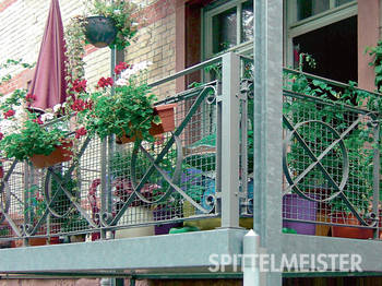 Balkongeländer vom Schlosser am denkmalgeschütztem Mehrfamilienhaus, Geländerfüllung geschmiedet. Balkonbauer