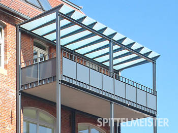 Balkongeländer aus Stahl mit einer Geländerfüllung aus Blech balkonbauer