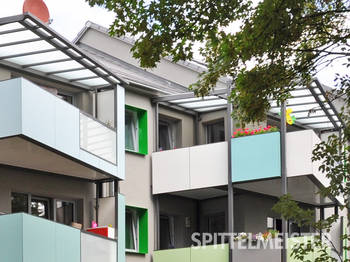 Loggia. Bunte Loggia Balkone individuell vom Architekten