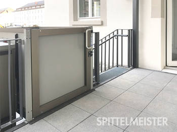 Balkontreppe aus Stahl aus Terrassenansicht