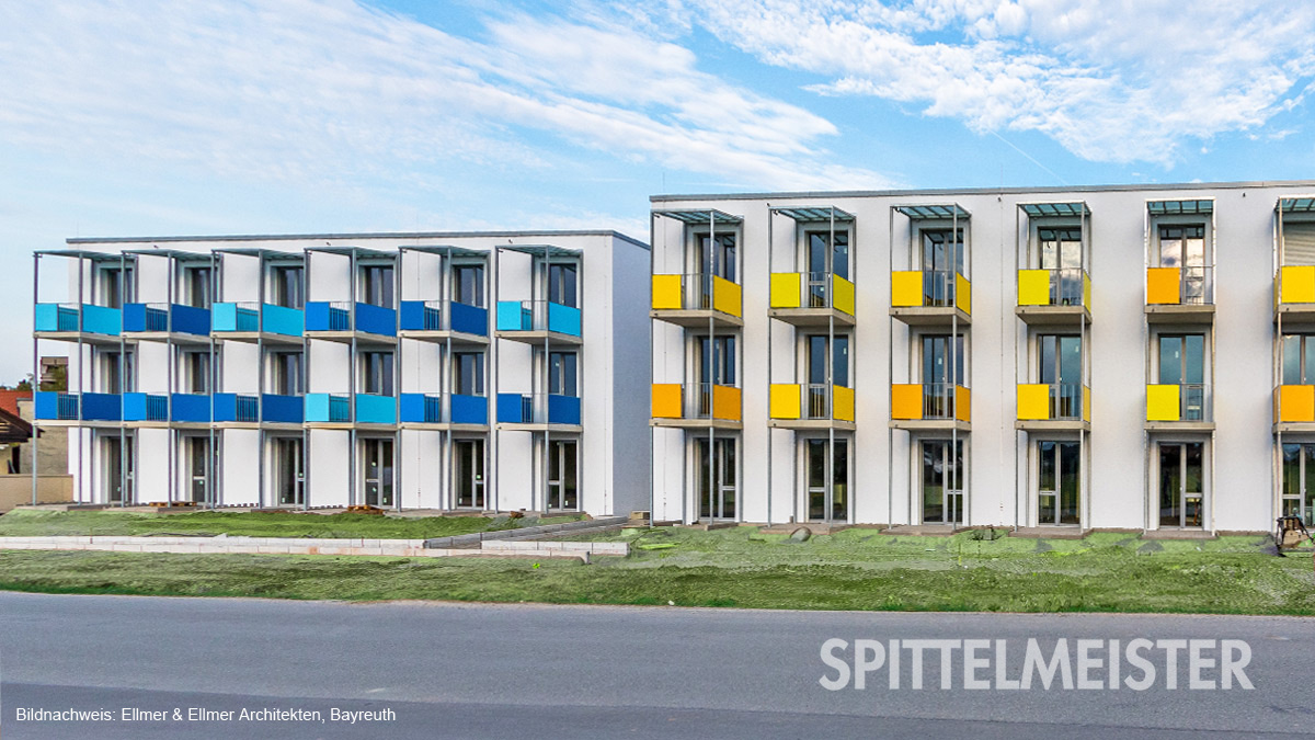 Moderne Balkone aus Stahl, Viele bunte Fertigbalkone an Studentenwohnheim