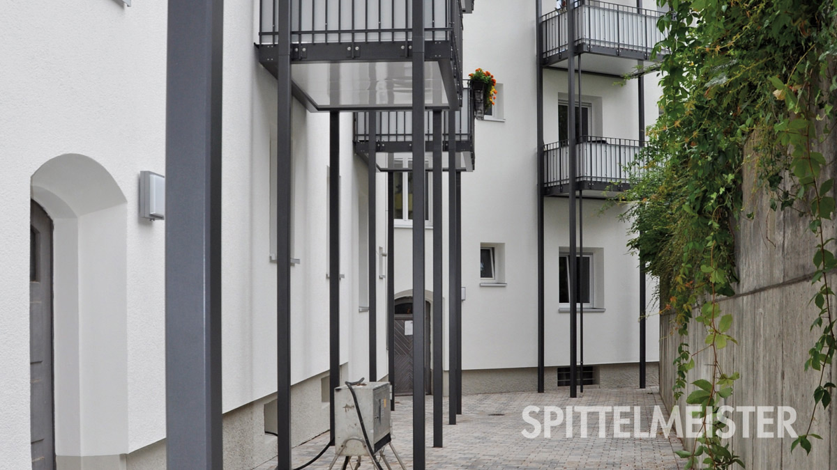 Extra lange Stützen am Balkon