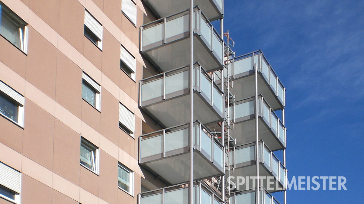 Neue Balkone in Ettlingen am Hochhaus nach der Sanierung