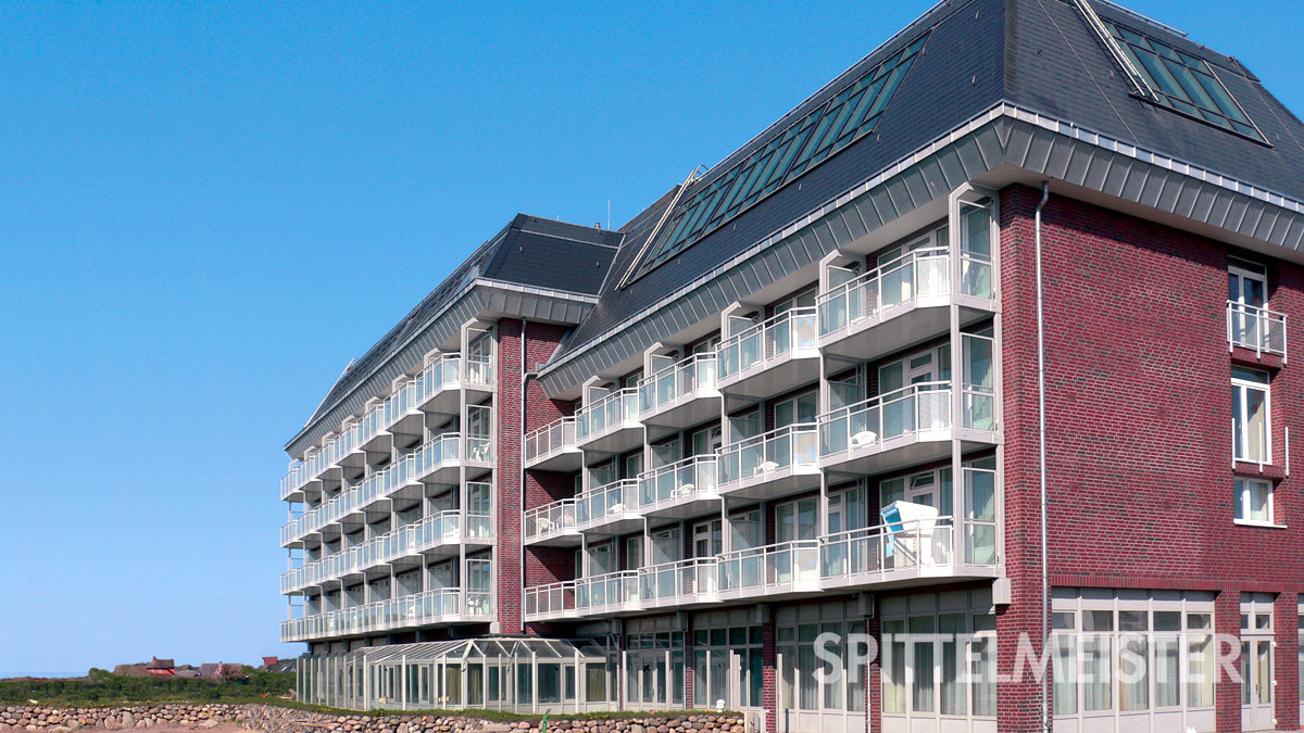 Alubalkone an Haus Westerland auf Sylt gebaut vom Balkonbauer Spittelmeister