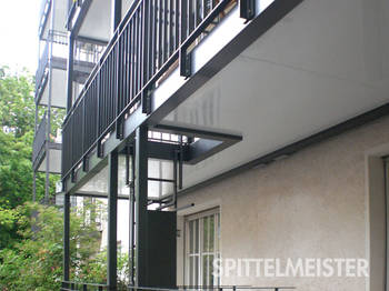 Fluchttreppe aus Stahl am Balkon München