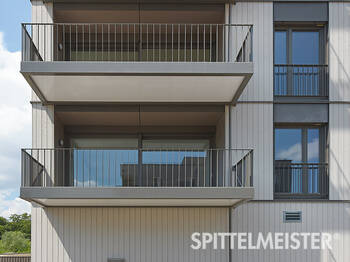 Freitragender Stahlbalkon an mehrgeschossigem Holzbau Wohnungsbau