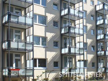 Alu Balkonturm mit Aluminium Stapelbalkonen am Neubau mit Sichtschutz aus Glas. Dunkle Pulverbeschichtung