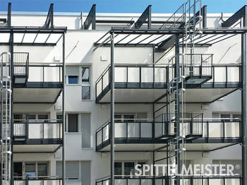 Kombination Balkone mit Fluchttreppe am Passivhaus, Schweiz gebaut vom Balkonbauer Spittelmeister