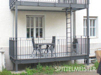 Fluchttreppe aus Stahl am Balkon