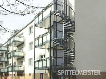 Balkon mit Stahltreppe als Fluchtleiter