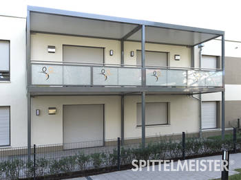 Balkon mit individuellem Logo-Print auf Balkonbrüstung