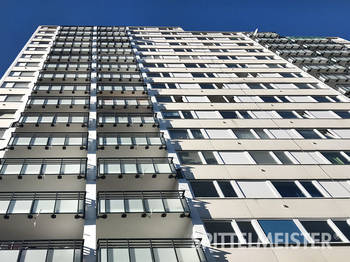 Balkongeländer Alu mit Glas an einem Hochhaus gebaut vom Balkonbauer Spittelmeister