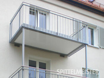 Aluminium Balkon mit filigranem Alu Stabgeländer Aluminium Balkon filigran Alu Stabgeländer und Handlauf aus Edelstahl