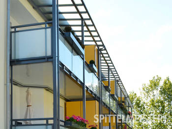 Alubalkone mit Balkonschrank als Trennung. Balkonschränke in Pulverbeschichtung und gelber Farbbeschichtung. Hoch kratzfest und wetterfest. Hochwertige Alubalkone am Neubau gebaut vom Balkonbauer