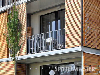 Sichtschutz aus Holz Lamellen verschiebbar am Loggia-Balkon