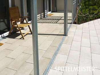 Balkon barrierefrei bauen um die Stützen mit Terrassenplatten