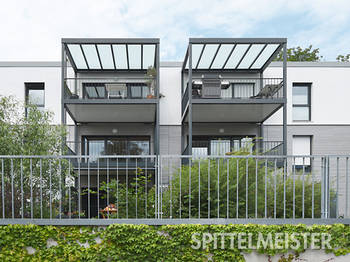 Mega Balkone aus Aluminium am Neubau mit dunkler Pulverbeschichtung. Filigranes Alugeländer. Kleine Balkontürme komplett aus Alu mit Balkondächern aus Stahl am Neubau - perfekt gebaut vom Balkonbauer