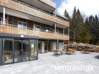 Holzbalkon mit umlaufender Galerie