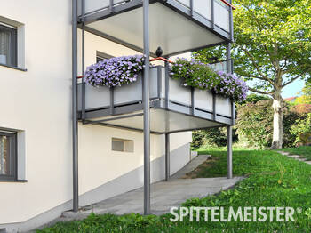 Auch am Hang kann man einen Balkon anbauen. Balkon aus Aluminium mit Stützen 