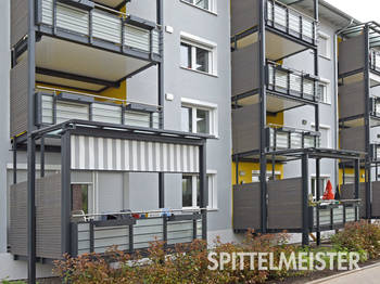 Balkon im Erdgeschoss Haus mit Senkrechtmarkise als Sonnenschutz. Wow!