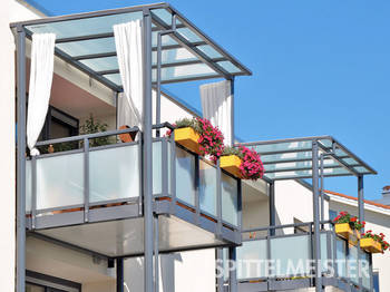 Alubalkon mit Rundrohrstützen und mit Blumenkästen als Balkonzubehör ein besonders schöner Alubalkon. Die besten Ideen aus Alu beim Balkonbauer