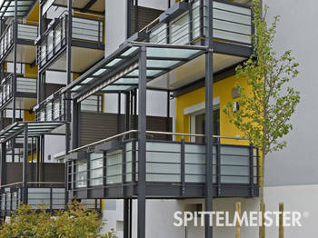 Balkondach individuell an Balkon Plattform gebaut. Besonders interessant