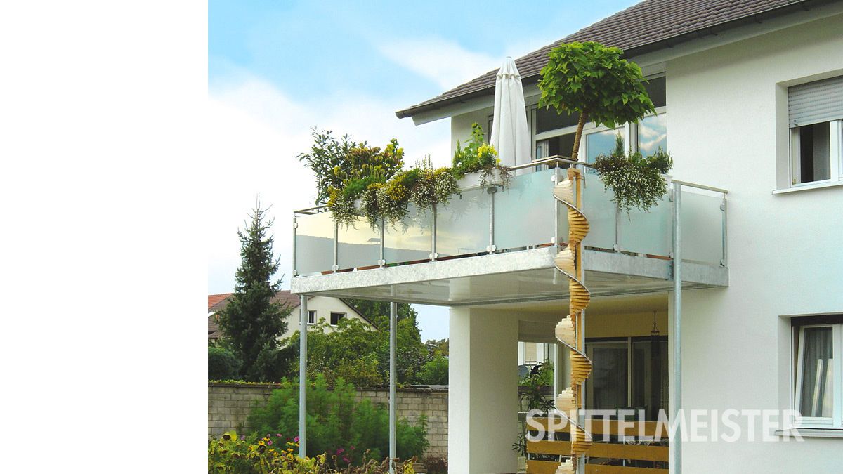 Balkon aus Stahl mit kleiner Treppe für die Katze