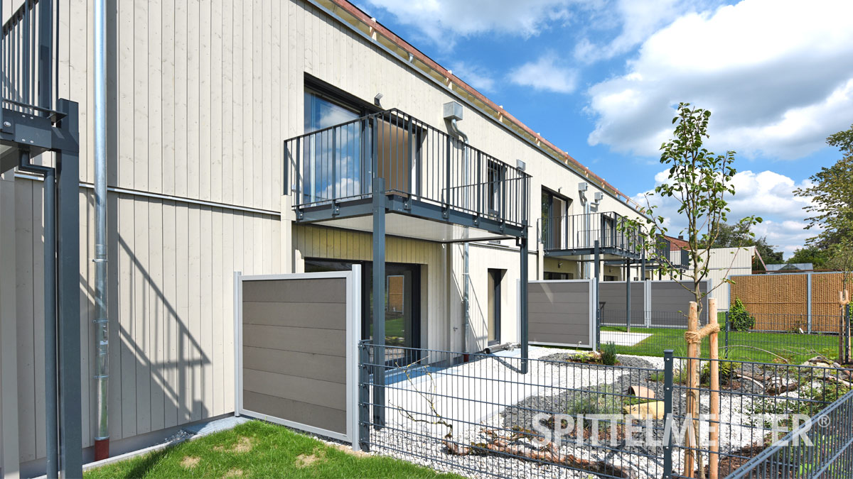 Balkon kaufen. Balkon am Neubau in Holzhybrid-Bauweise