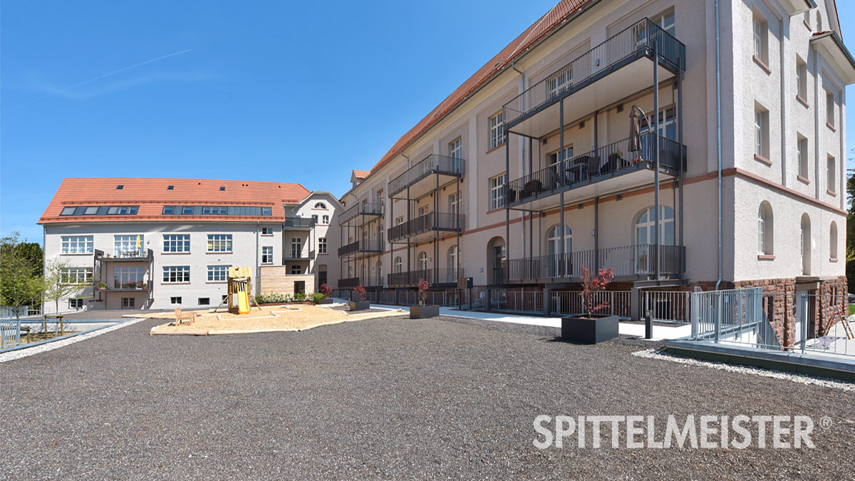 Balkone mit Stahlunterkonstruktion an denkmalgeschützte alte Zigarrenfabrik Friesenheim