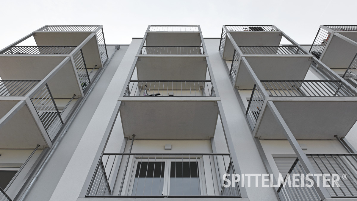 Betonbalkone mit Stahlgeländer für das Wohnprojekt Lahnwiesen Gießen