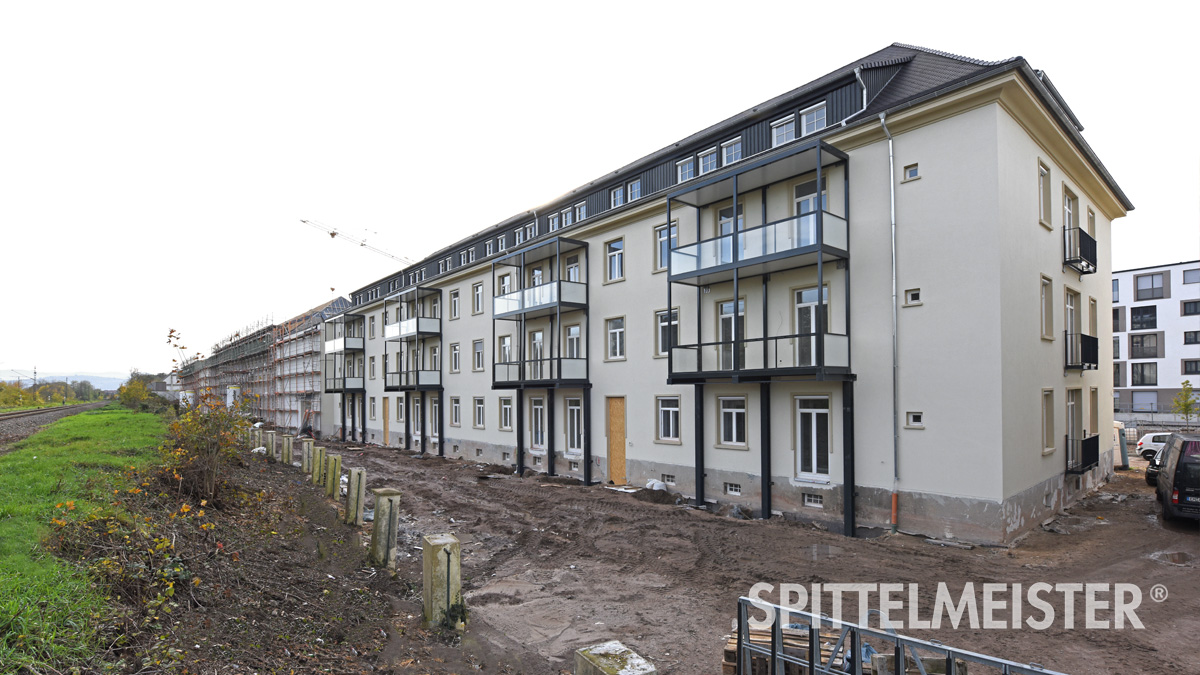 Ganzglas-Verglasungen der Balkone reduzieren den Lärm der Bahnstrecke erheblich 