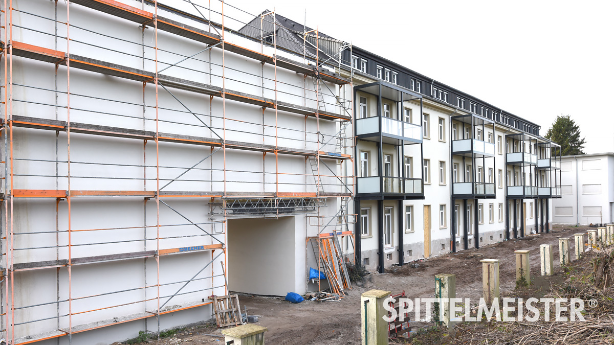 Neue Lärmschutz Schallschutzwand am Balkon vermindert Lärmemissionen