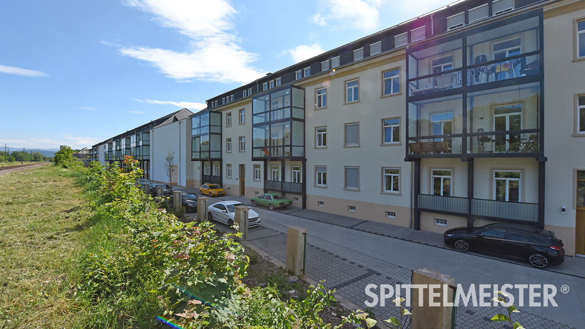 Balkonverkleidung mit Schiebesystem als Schallschutz an Bahnschienen