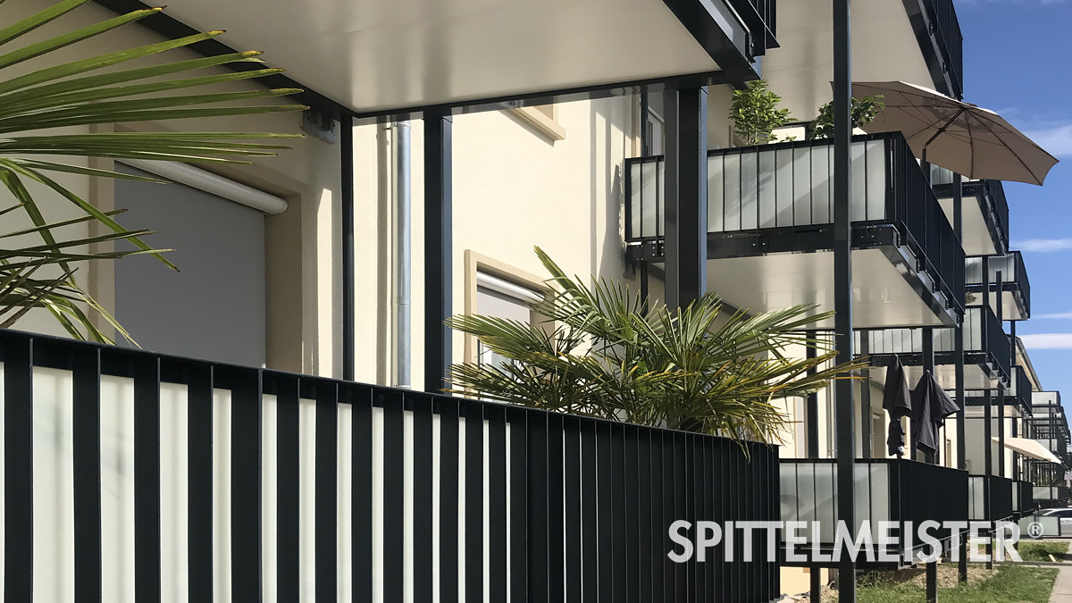Vorstellbalkon Alu mit Stahlgeländer und Glas