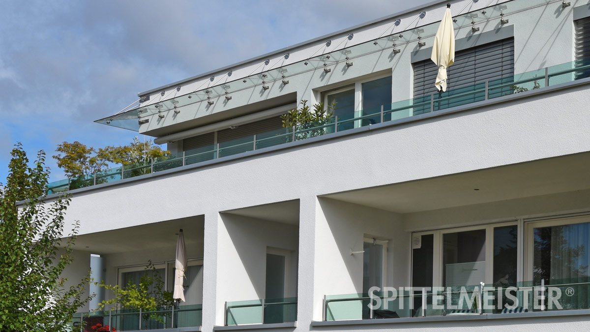 Elegante Balkongeländer aus Glas für Mehrfamilienhaus