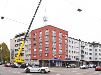 Aufzugsschacht wird direkt über dem geöffneten Treppenauge platziert