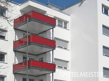 Im Zuge der energetischen Sanierung wurden extra große Anbaubalkone aus Aluminium angebaut. Bodensee