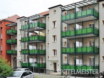 Balkondach aus Stahl mit Eindeckung aus mattweißem Glas