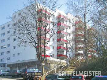 Besonders große Nischenbalkone am Mehrfamilienhaus. Glas