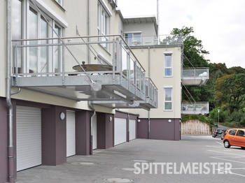 Der Balkon hängt zusätzlich an diagonalen Zugstangen. Danach wird der Balkon auf einer sicheren Stahlunterkonstruktion aufgelegt