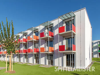 Balkondächer aus Stahl mit Eindeckung aus mattweißem Glas