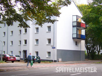 Freitragende Balkone aus Aluminium, Köln. Nachträglicher Balkonanbau von freitragenden Aluminium-Balkons an der Straßenseite im Zuge der Sanierung