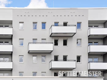 Freitragende Balkone aus Alu am sanierten Plattenbau