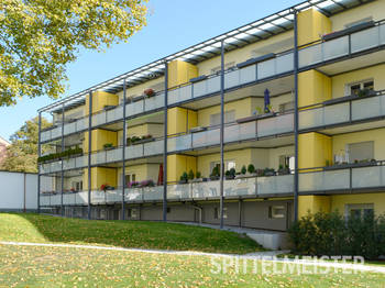 Durchgehende Überdachungen aus Stahl an einer Balkonanlage am Neubau