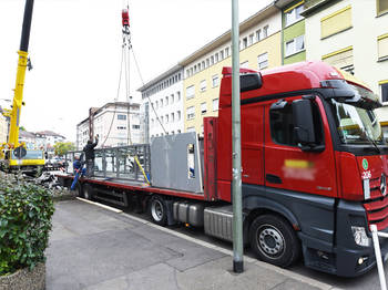 Aufzugsschacht kommt komplett verglast auf der Baustelle an