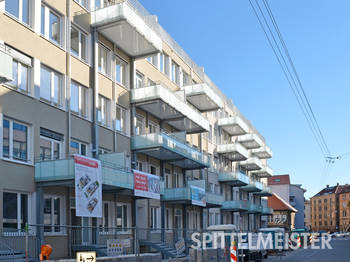 Freitragende Balkone aus Stahl, Stuttgart. Bei diesem freitragenden Balkonanbau wird eine Stahlunterkonstruktion verwendet auf der die Balkone statisch einwandfrei aufgelegt werden.