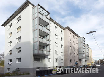 Balkonverglasung zur belebten Hauptstraße schützt die Bewohner vor Verkehrslärm und Schmutz